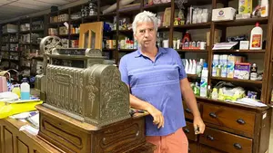 Ricardo, a punto de cerrar su tienda centenaria en un conocido pueblo de Navarra