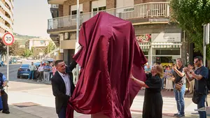 Descubren la nueva escultura que homenajea en Estella a las v&iacute;ctimas de ETA: las fotos del acto