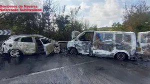 Una colisión frontal entre dos vehículos deja tres heridos y coches calcinados en Navarra