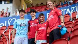 La afición de Osasuna y del Celta de Vigo se abrazan: las mejores imágenes de la grada de El Sadar