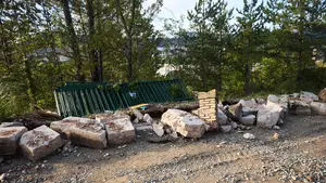 Asirón recula y dice que pondrán vallas parecidas a las originales que quitaron en Beloso