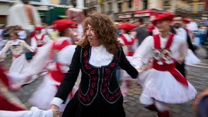Los concejales de Pamplona bailan durante el Privilegio de la Unión: fotos de un día de fiesta