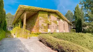 La lujosa casa en venta en Navarra que esconde un frondoso bosque en su interior