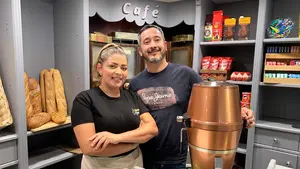 La joven pareja que ha abierto una cafetería en un conocido local de Pamplona: "Era mi sueño"