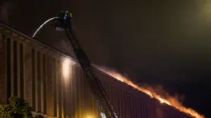 Revés para los bomberos en la extinción del incendio en la Policía Municipal de Pamplona