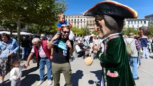 Los gigantes salen por las calles de Pamplona por sorpresa: las bonitas imágenes