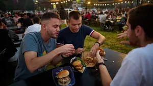 GALERÍA | La 'boca agua' en el festival gastronómico que ha inaugurado Pamplona con las mejores hamburguesas