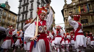 Los danzaris animan la procesión de San Fermín Chiquito en Pamplona: las mejores imágenes
