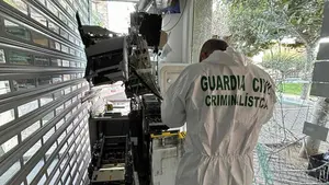 Atraco de película a un banco en un pueblo de Navarra: han estallado un artefacto en una pared