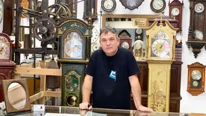 José Miguel, el pamplonés que lleva 35 años en la relojería con más encanto de la ciudad