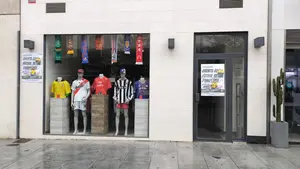 La tienda que liquida camisetas de fútbol y abre durante solo seis días en el centro de Pamplona