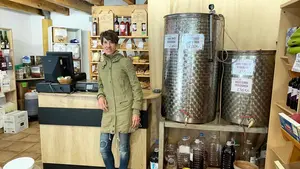 La espectacular tienda de Pamplona que sigue vendiendo vino a granel y busca una renovación