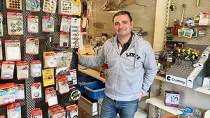Adolfo cierra su tienda en Pamplona después de 41 años de trabajo: "Es una pena terrible"