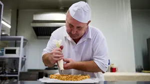 La pastelería artesana de Pamplona que vende huesos de santo y buñuelos como los hacía el abuelo