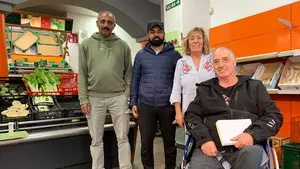 Nuria y Jesús, los dos pamploneses que celebran el traspaso de su tienda después de 37 años