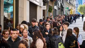 Las imágenes de la apertura de Starbucks en Pamplona: colas desde las 7:00 de la mañana para tomar café