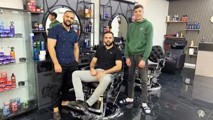 Los hermanos que abren su propia peluquería en Pamplona: "Hay que trabajar mucho para conseguirlo"