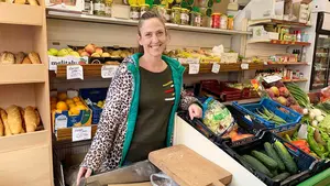 Sara, feliz en el autoservicio de un pueblo de Navarra que lleva abierto más de 40 años