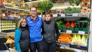 Eneko, el joven que se pone al frente de una tienda en Pamplona: "Es rentable a base de meter horas"