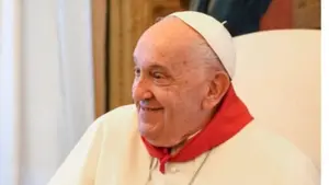 El Papa recibe un pañuelo de San Fermín en la visita de sacerdotes navarros: sus emotivas palabras