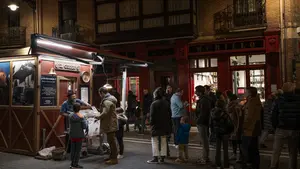 La ilusión de Mikel, el castañero de Pamplona que se mantiene en su puesto desde hace 45 años