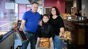 La cafetería y pastelería de Pamplona que triunfa con los lazos y milhojas elaborados en su propio obrador