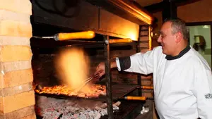 El restaurante con parrilla a la vista en un pueblo de Navarra en el que reina el sabor a las brasas