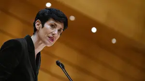 "Extranjeros delincuentes": Ayuso le saca los colores a la ministra Elma Saiz al rescatar un viejo v&iacute;deo