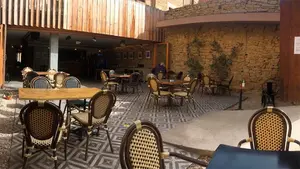 El restaurante en un pueblo de Navarra que está en una antigua droguería y sorprende con un plato griego