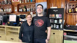 El bar de un pueblo de Navarra que destaca por su comida a la brasa: "Estamos muy contentos"