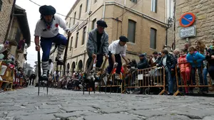 La carrera más curiosa se celebra en Navarra: imágenes de los mejores momentos de las layas de Artajona