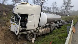 Un herido en una colisión entre dos camiones en una peligrosa carretera de Navarra