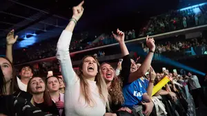 FOTOS| Fervor por Melendi en Pamplona: más de 13.000 personas se entregan al cantante en un concierto épico