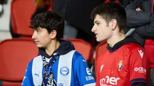 El frío y la lluvia no impiden a los rojillos disfrutar en El Sadar: las imágenes