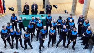 FOTOS| Gorras al aire en Pamplona: la alegría de los nuevos agentes de Policía Municipal al tomar posesión