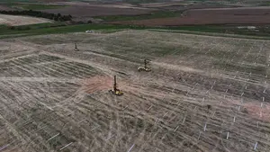 El megaparque solar que se está construyendo en un pueblo de Navarra: tendrá 74.000 módulos