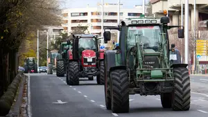 Medio centenar de tractores protesta en el centro de Pamplona: "Luchamos por la supervivencia del campo"