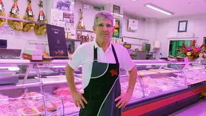 Manolo ha cerrado su carnicería en Pamplona sin opción de continuar: "Ahora disfruto de los nietos"