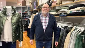 Alberto, casi 40 años en su tienda de un pueblo de Navarra: "Sigo con ganas y muy contento"