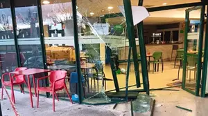 Destrozan la cristalera de un bar en un pueblo de Navarra y solo se llevan las tragaperras