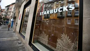 Apedrean en dos ocasiones el escaparate del Starbucks de Pamplona dos meses después de su apertura