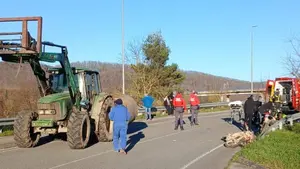 Grave accidente en Navarra: colisiona con su moto contra un tractor y queda herido