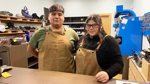 Los dos jóvenes que abren una tienda en Pamplona de arreglo de calzado: "Estamos encantados"