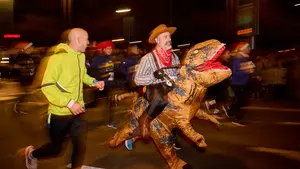 FOTOS| A lomos de un dinosaurio para despedir 2024 en Pamplona: las imágenes de la San Silvestre
