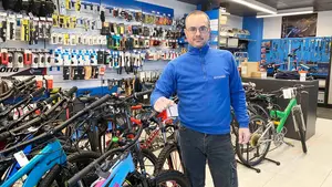 Iosu cumple diez años en su tienda de Pamplona, donde une trabajo y afición: "Mi vida es la bici"