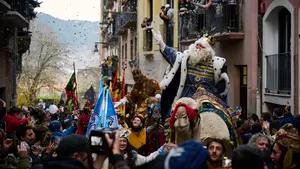 FOTOS | Sus majestades cruzan el Portal de Francia ante la mirada de cientos de niños llenos de ilusión