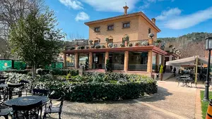 El restaurante de un pueblo de Navarra con un comedor muy curioso y en el que el gorrín se lleva la palma