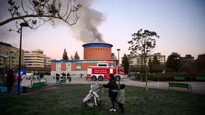 El asombro de los niños de Pamplona ante el incendio del Planetario: "Uno de los bomberos es mi tío"