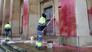 FOTOS| Ataque al Monumento a los Caídos de Pamplona: pintadas y pintura roja en pleno debate sobre su futuro