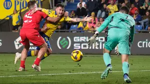 FOTOS| Las Palmas reclamó penalti ante Osasuna, pero hubo falta previa: las imágenes del partido en Canarias